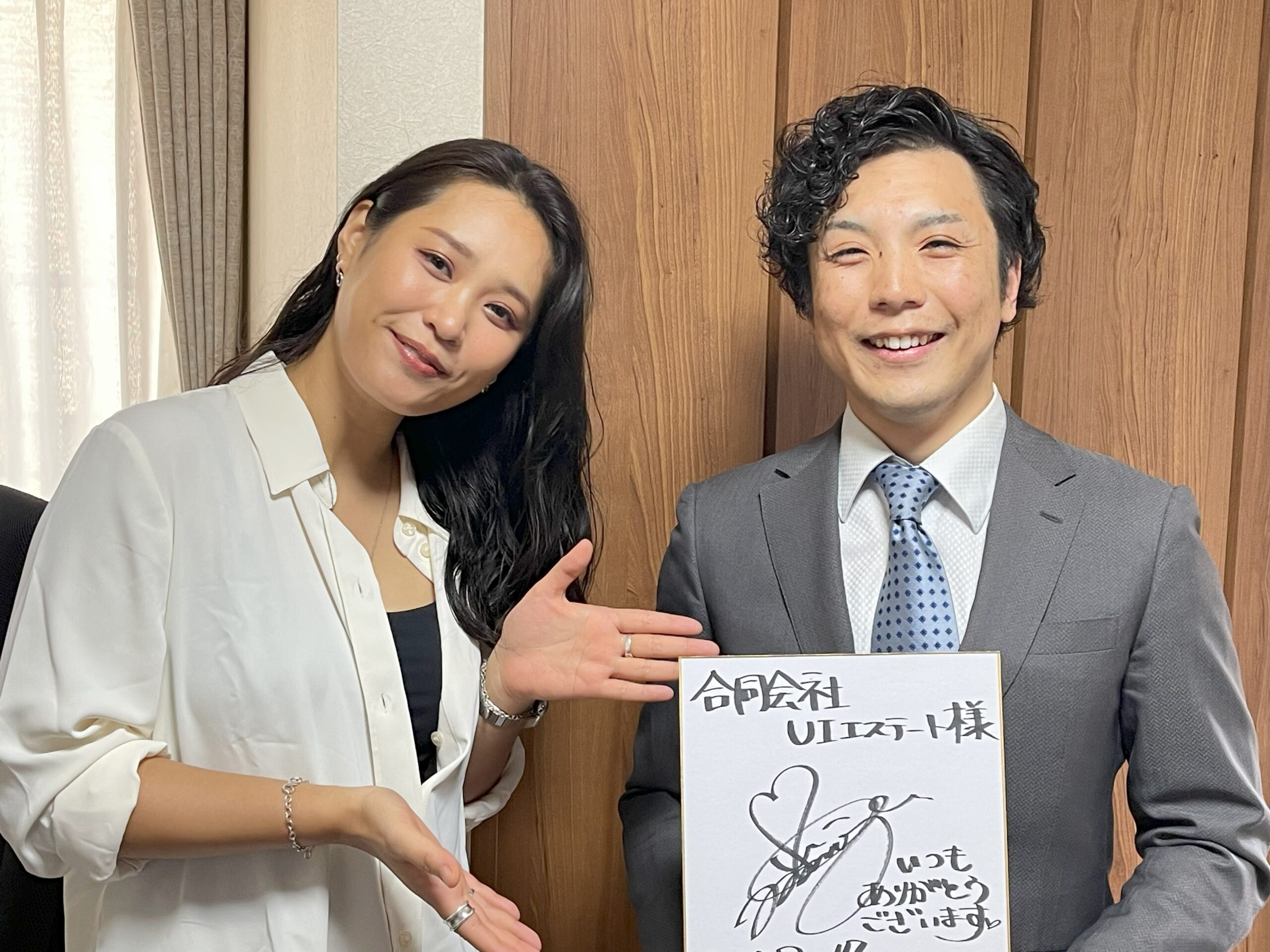 UIエステートのオフィスを訪れたアーティストの友人と代表の荒井が並んでいる様子